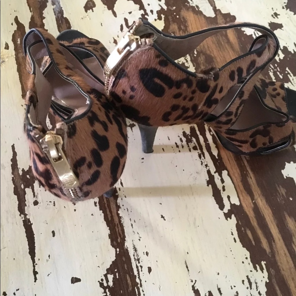Vince Camuto - Picture 2 of 4